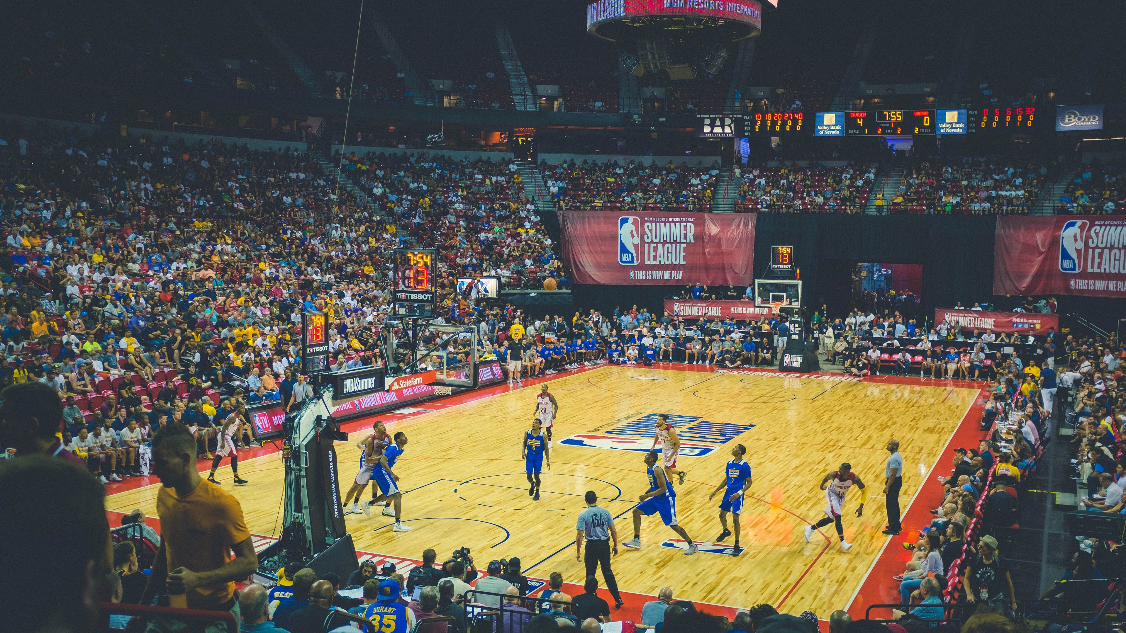 亚博足球官网-哈兰德巅峰对决，库里与30激战TES分钟，赛事规则更新胜负难料！